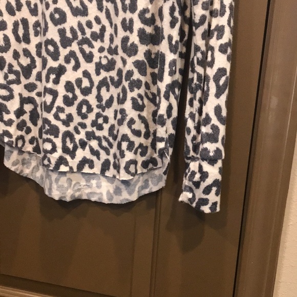 Leopard print pullover light weight material, adult XS excellent condition - Picture 2 of 5